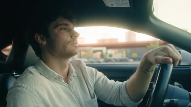 Biały Przystojny Kierowca Człowiek Biznesmen Bezpieczne Jazdy Samochodem Miasto Droga — Wideo stockowe
