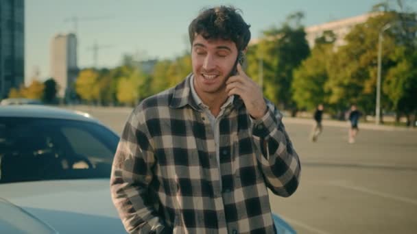 Щасливий Позитивний Кавказький Хлопець Говорить Телефон Біля Сучасного Розкішного Автомобіля — стокове відео