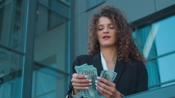Gazdag Kaukázusi Üzletasszony Sikeres Lány Számolás Pénz Dollár Bankjegyek Város — Stock videók