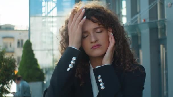 Menina Caucasiana Doente Mal Estar Estressado Cansado Mulher Negócios Cidade — Vídeo de Stock