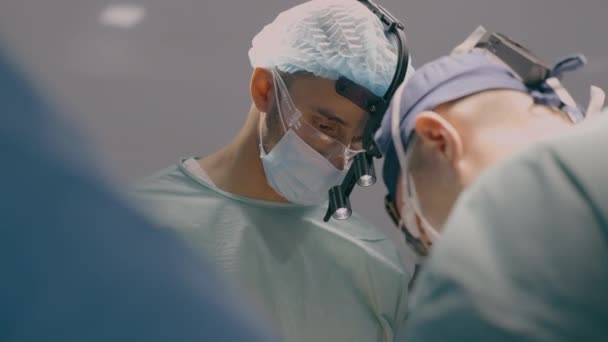 専門外科医のチームは 病院の手術室チームの医師の救急医療で心臓移植手術を実施しています 外科手術 腹腔鏡検査手術 がん手術 — ストック動画