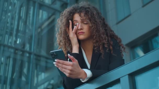 Cansada Mujer Negocios Caucásica Celebrar Teléfono Móvil Lectura Redes Sociales — Vídeos de Stock