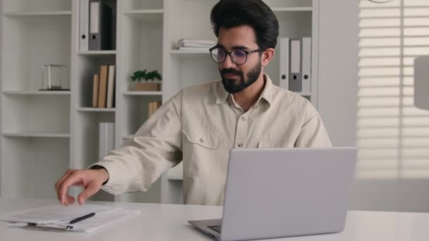 집중된 아라비아 사업가 매니저 비즈니스 데이터 사무실에서 노트북 컴퓨터와 예산을 — 비디오