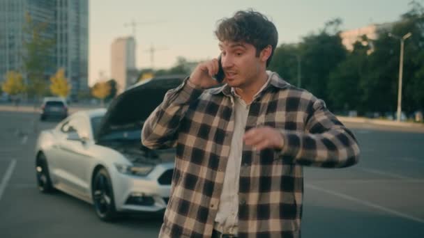 Homem Estressado Preocupado Motorista Caucasiano Cara Falar Telefone Celular Chamando — Vídeo de Stock