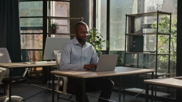 成熟したビジネスマン中年の起業家ビジネスオーナーアフリカ系アメリカ人40代男性は ラップトップコンピュータとリモートで働いていて 電子メールをタイプするオンラインサーフィンインターネット — ストック動画
