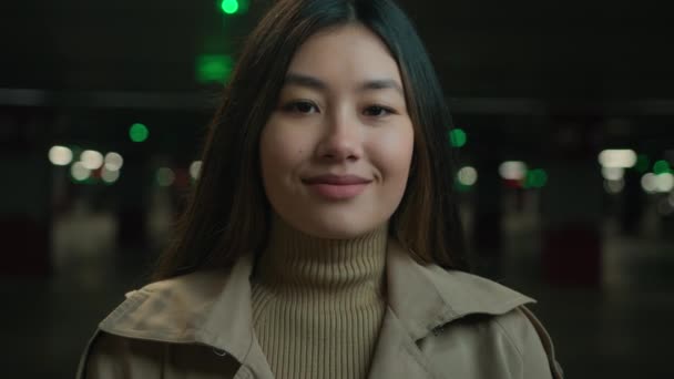 ポートレートを閉じる アジア東洋民族の女性 韓国語 20S 中国の少女 ビジネスマン カメラ カスタマー 美しい女性 ドライバー — ストック動画