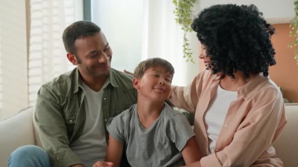 Gelukkig Familie Portret Multiraciaal Afrikaans Amerikaans Ouders Mam Vader Geadopteerd — Stockvideo