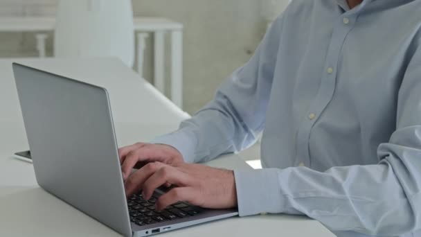 印度穆斯林成年商人男性企业家企业经理执行董事创意设计师程序员在办公室的笔记本电脑上打字快乐的家伙微笑在桌面上工作 — 图库视频影像