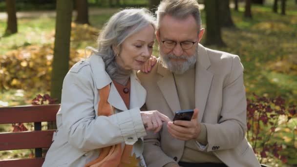 Nyugdíjas Család Évek Kaukázusi Idős Intelligens Pár Nézi Mobil Alkalmazások — Stock videók