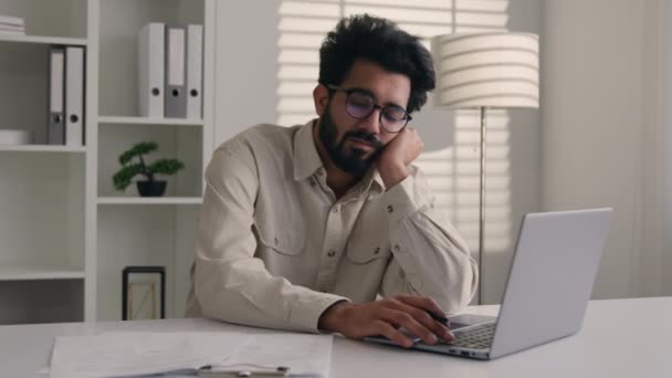 Уставший Усталости Арабский Индийский Бизнесмен Скучающий Работник Дизайнер Грустный Сонный — стоковое видео