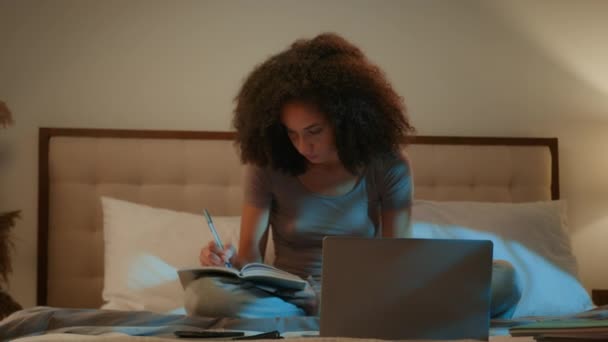 Afroamerykanka Uczennica Studiuje Laptopem Pisanie Notatek Prace Domowe Przygotowanie Egzaminów — Wideo stockowe