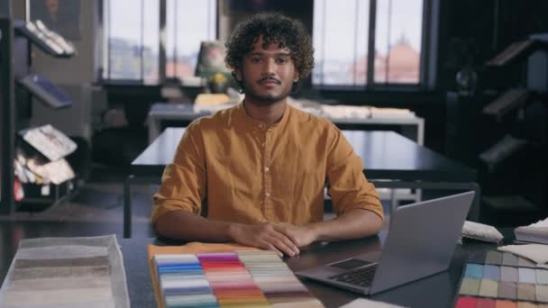 Arabian Indian Man Επιχειρηματίας Αρσενικό Εσωτερικό Αρχιτέκτονα Σχεδιαστής Μόδας Ατελιέ — Αρχείο Βίντεο