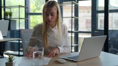Kafkasyalı iş kızı müdürü profesyonel muhasebeci ofis çalışanı dizüstü bilgisayarda çalışıyor finansal kağıtlar yazıyor masa başı iş kadını kadın çoklu iş yerindeki evraklar