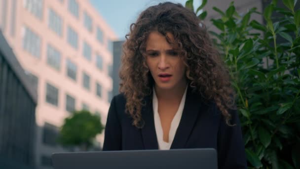 코카서스 사업가 기업가 사무실 노트북 컴퓨터 도시에서 부정적인 감정을 — 비디오