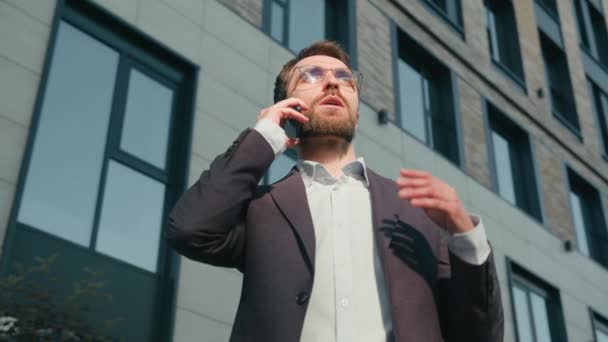 Uomo Affari Caucasico Successo Vicino Ufficio All Aperto Parlando Telefono — Video Stock