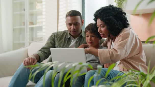인테리어 다인종 노트북 장치를 아프리카계 미국인 어머니 아버지와 온라인 아파트에서 — 비디오