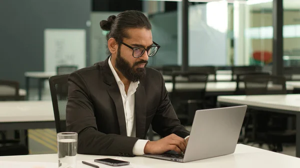 Upptagen Koncentrerad Indisk Manlig Arbetsgivare Företag Arabisk Entreprenör Chef Affärsman — Stockfoto