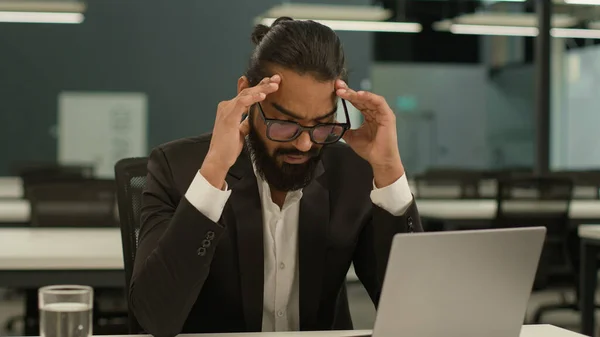 Stressad Sjuk Indisk Manlig Arbetsgivare Företag Arabian Entreprenör Chef Affärsman — Stockfoto