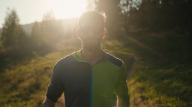 Yakından bakınca, beyaz erkek, sporcu, koşucu, koşucu, yarış pisti koşucusu doğa tepesinin dışında güneş ışığı eğitimi alıyor. Motivasyon Sağlık Hizmetleri Vücut Geliştiricisi Çalışması