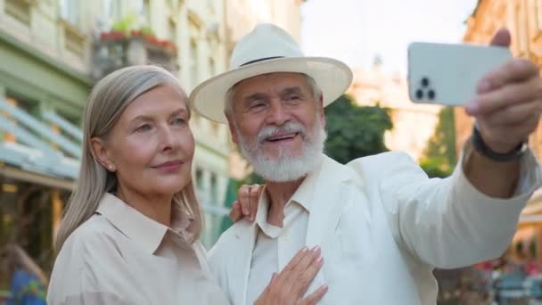 Sorrindo Feliz Caucasiano Velho Casal Idosos Aposentados Viajantes Turistas Tirar — Vídeo de Stock