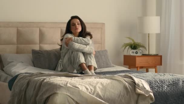Καυκάσιος Ευρωπαίος Δυστυχής Γυναίκα Κάθεται Στο Κρεβάτι Υπνοδωμάτιο Σπίτι Μέσα — Αρχείο Βίντεο