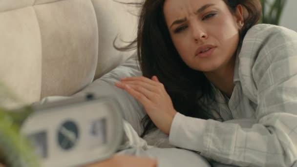 Caucásica Mujer Feliz Pijama Despertar Apagar Despertador Seguir Durmiendo Dormir — Vídeos de Stock