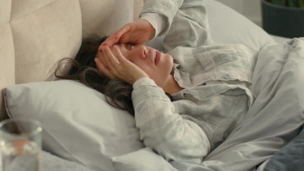 Kafkasyalı Esmer Mutsuz Kadın Yatak Odasında Uyanıyor Elinde Baş Ağrısı — Stok video