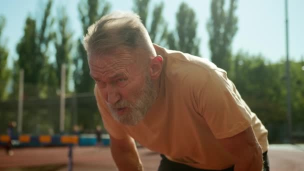 Pensionato Respirazione Pesante Dopo Allenamento Attività Fisica Uomo Anziano Dispnea — Video Stock