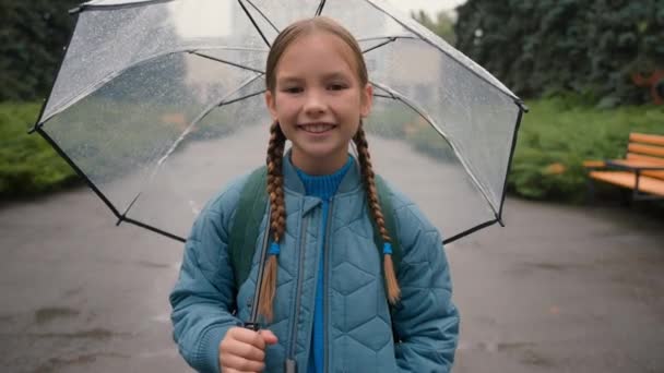 Close Meisje Staande Stad Straat Buiten Paraplu Regenachtige Weer Frisheid — Stockvideo