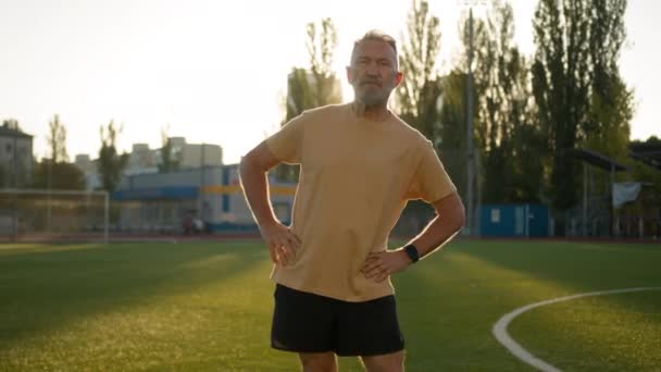 Yaşlı Avrupalı Erkek Isınma Sabahı Stadyumu Sağlık Merkezi Açık Hava — Stok video