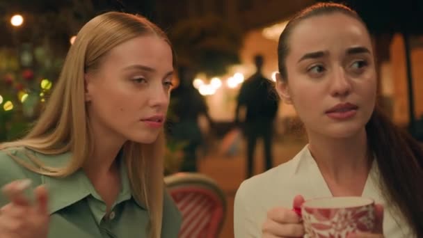 Duas Mulheres Europeias Caucasianas Amigos Falando Café Cidade Fora Apontando — Vídeo de Stock