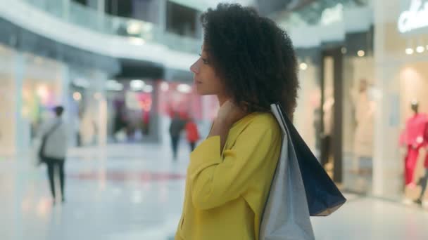 Vista Lateral Multiétnica Mujer Caminando Centro Comercial Interior Mirando Escaparate — Vídeos de Stock