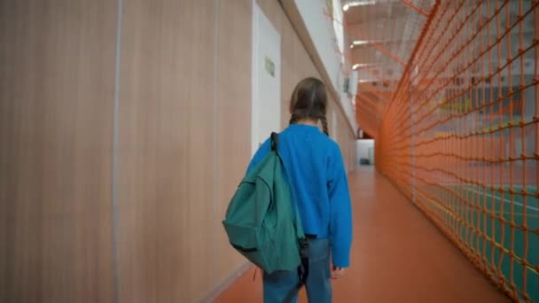 Schulmädchen Gehen Turnhalle Grundschule Kleine Mädchen Lerner Mit Rucksack Betreten — Stockvideo