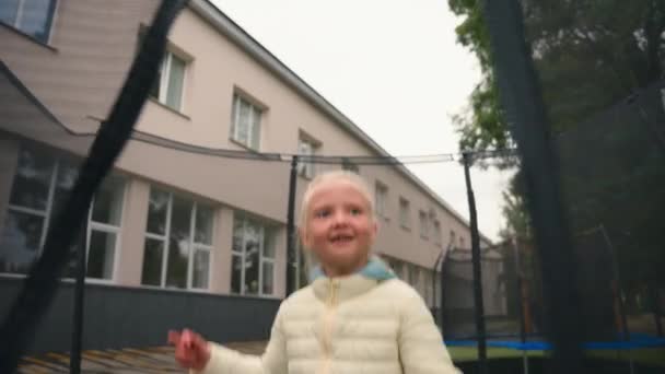 Маленькая Счастливая Девушка Прыжки Батуте Деятельность Весело Детский Досуг Школьницы — стоковое видео