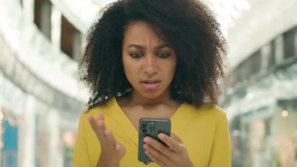 Молодая Несчастная Афроамериканка Глядя Экран Дисплей Смартфона Ошибка Телефона Неисправность — стоковое видео