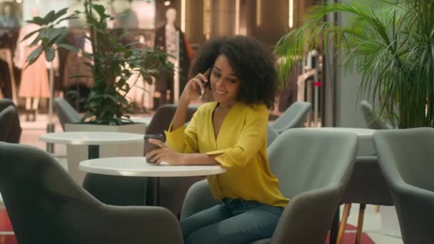 Joven Mujer Afroamericana Sentada Cafetería Bebiendo Café Hablando Teléfono Móvil — Vídeos de Stock