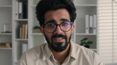 Webcam view Arap Hintli iş adamı konuşuyor video konuşma etkinliği uzak sohbet kameraları modern teknoloji internet. Gözlüklü etnik erkek işadamı öğretmen online sınıf eğitimini tartışıyor