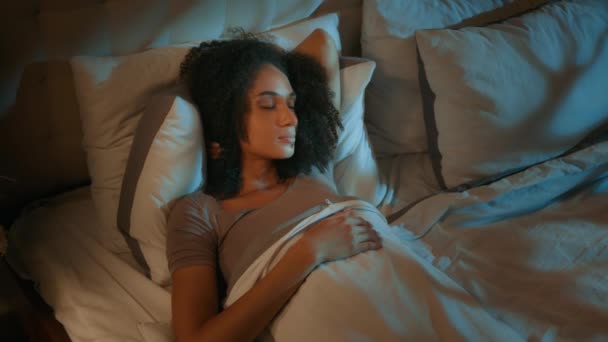 Mujer Joven Perturbada Siesta Cama Despierto Ruido Irritación Sufrir Noche — Vídeo de stock
