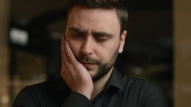 Sağlıksız, hasta, beyaz bir iş adamı diş ağrısı çekiyor diş hijyeniyle ilgili diş ağrısı çekiyor diş ağrısı, diş ağrısı, diş ağrısı, iltihaplı yanağa dokunma.