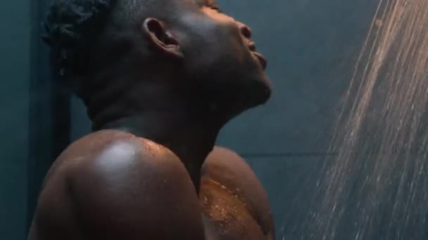 与快乐的非裔美国男人一起洗澡唱最喜欢的歌享受早晨的卫生身体清爽听着浴室里的音乐赤身裸体快乐的男士们放松跳舞热水洗浴 — 图库视频影像
