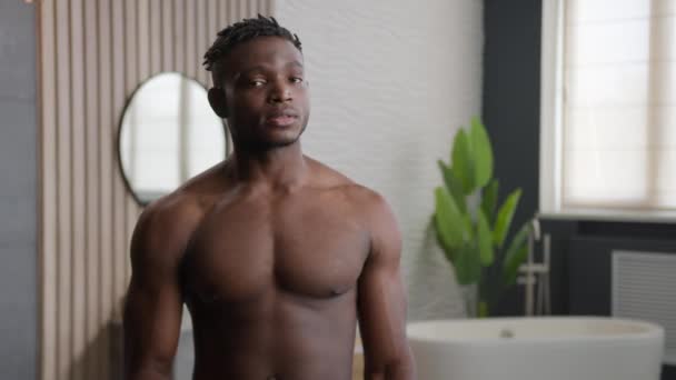 Yakışıklı Afrikalı Etnik Erkek Milenyum Genç Seksi Çıplak Adam Banyo — Stok video