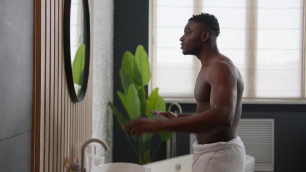 Skjorta Fri Afroamerikansk Man Tillämpa Deodorant Antiperspirant Armhålan Gör Dig — Stockvideo