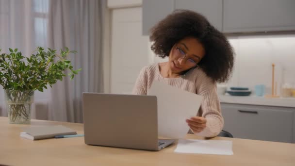 Afro Amerikaanse Vrouw Etnische Zakenvrouw Druk Ondernemer Multitasking Werken Vanuit — Stockvideo