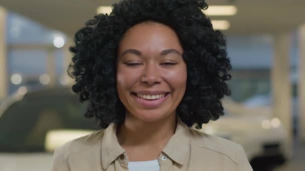 Afroamerykanka Portret Szczęśliwy Etniczny Dziewczyna Radosny Uśmiech Millenium Kobieta Salonie — Wideo stockowe