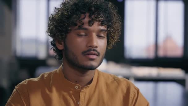 Portret Szczęśliwy Indyjski Arabski Etniczny Muzułmanin Facet Kreatywny Projektant Inteligentny — Wideo stockowe