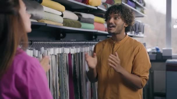 Vrouwelijke Verkoopster Verkoper Mode Consultant Praten Met Mannelijke Klant Kleding — Stockvideo