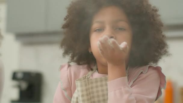 Lycklig Familj Hemma Kök Liten Afroamerikansk Flicka Matlagning Biracial Barn — Stockvideo