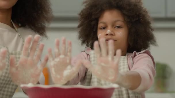 ハッピー家族 アフリカ系アメリカ人のエスニック ママと小さな娘は一緒に料理を楽しんで 家庭のキッチン料理パン屋ケーキ手作り楽しい母親と子供のガール — ストック動画