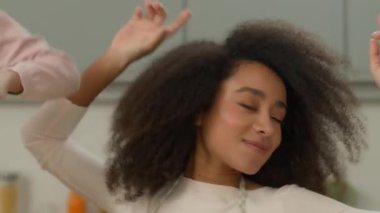 Mutlu Afro-Amerikan ailesi etnik kökenli anne ve küçük kız mutfakta eğlenceli bir şekilde dans ediyor neşeli, güler yüzlü bir anne ve çocuk kız çocuk evde dans ediyor.