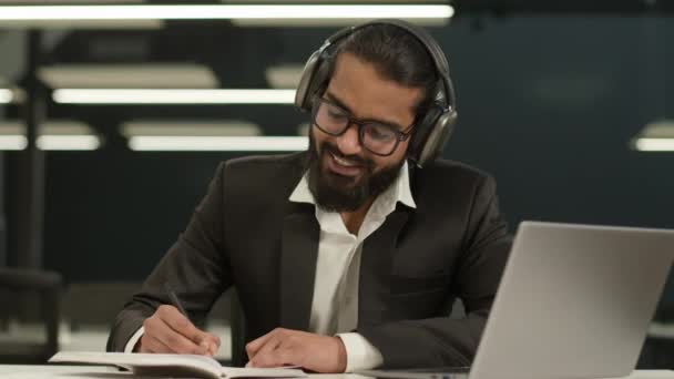 Щасливий Усміхнений Років Арабський Бізнесмен Навушниках Дивиться Ноутбук Дивиться Навчальний — стокове відео